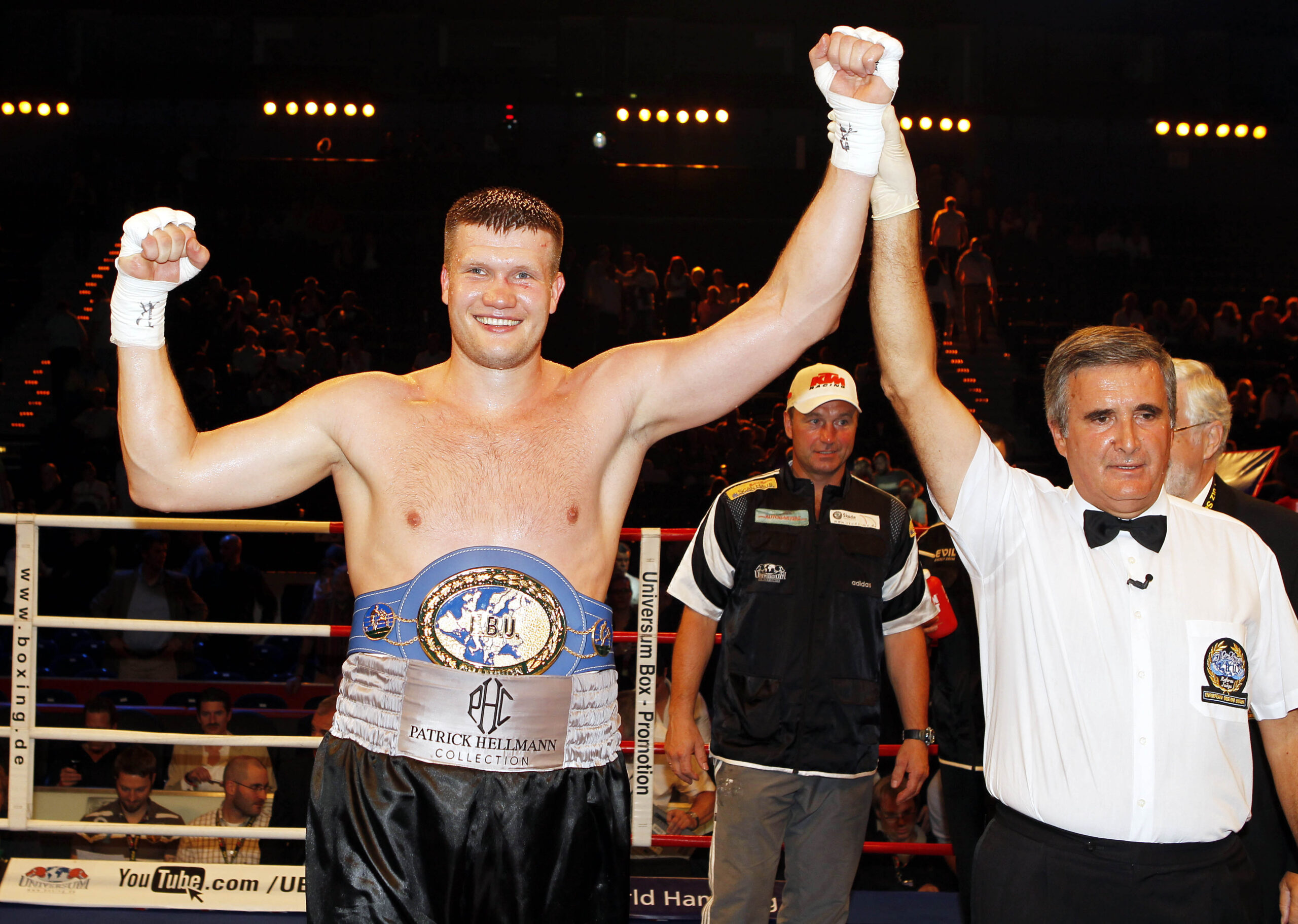 Alexander Dimitrenko besiegte Yaroslav Zavorotnyi in der Universum Champions Night in der O2 World in Hamburg am 31.07.2010 Sport Sportler Boxen Boxer Copyright by Public Address Presseagentur, Parkallee 18 , 20144 HH Tel.: 040/ 4504030 Verwendung für Werbezwecke und Weitergabe an Dritte untersagt. Public Address kann keine Schadenersatzforderungen übernehmen, die aus der Veröffentlichung dieses Bildes entstehen könnten. Konto : Hamburger Sparkasse BLZ: 20050550 Kto.-Nr.: 1282/122926.